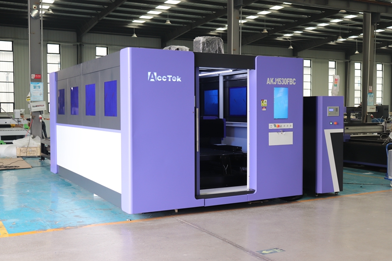 Industrial 3015 6000 watt Fibe - مراجعة Industrial Laser Metal Cutting Machine وسعره
