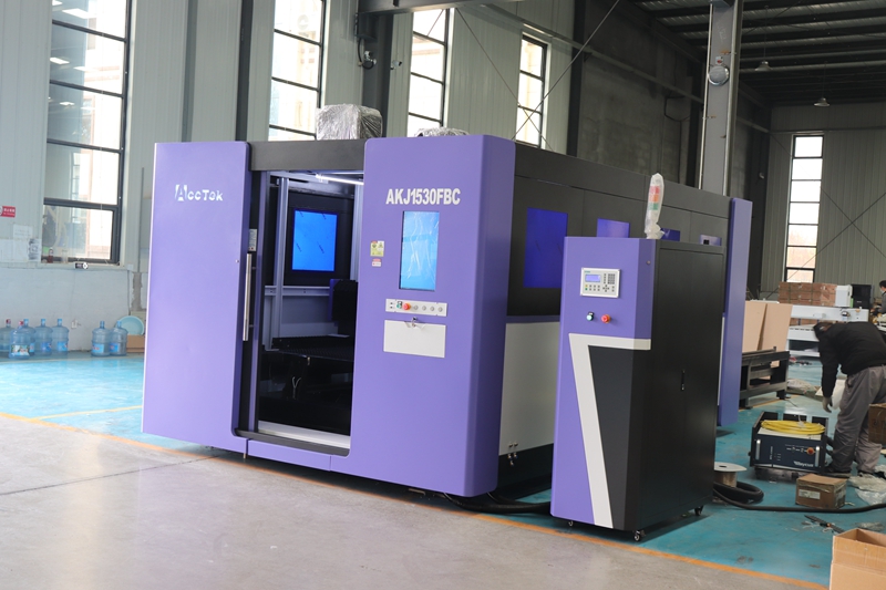 Industrial 3015 6000 watt Fibe - مراجعة Industrial Laser Metal Cutting Machine وسعره